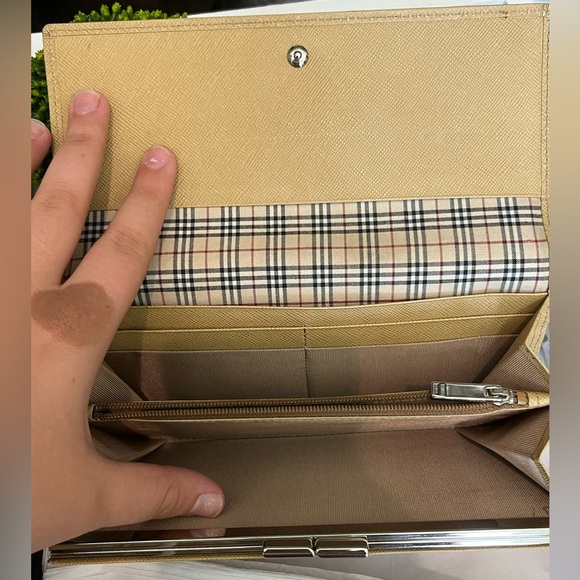 Authentic Buberry leather wallet - Picture 4 of 13